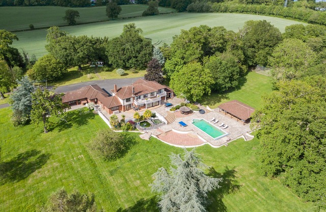 Spacious N.London Mansion w/Heated Pool, Games Room, Pool House & Tennis Court