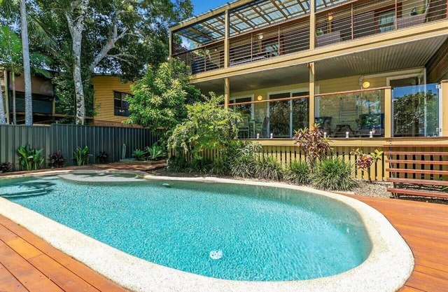 Spacious Noosa beachhouse - where the forest meets the sea - great for families!