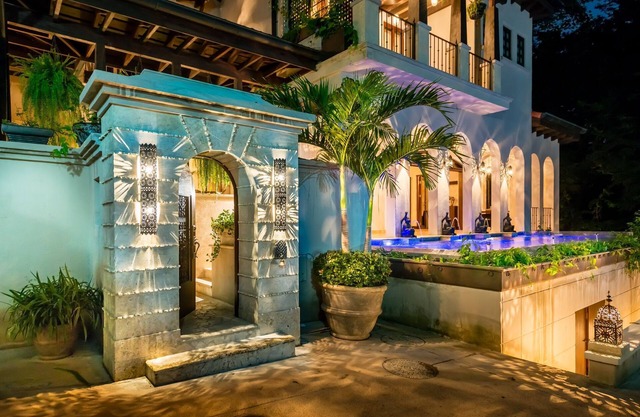 Spacious Oceanfront Pool next to the Beach Club - Casa Sonrisa