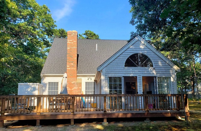 Spacious Oceanside 3BD-A/C, Sun Room, Quiet Location Close to All Wellfleet Offers