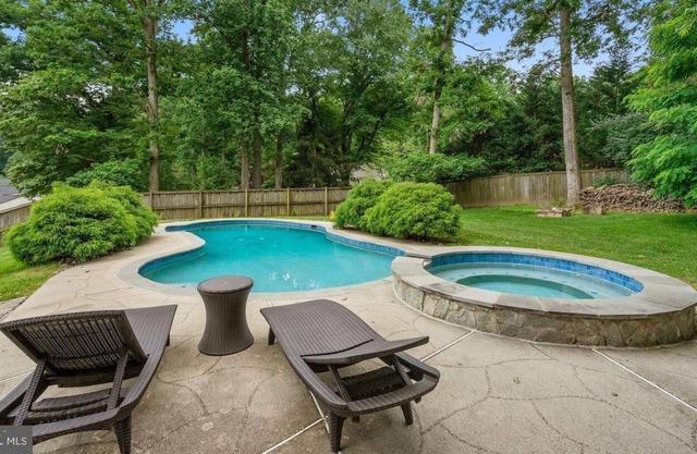 spacious open floor plan w/heated pool and hot tub - DC