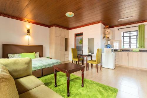 Spacious Penthouse Rooftop Studio with King bed