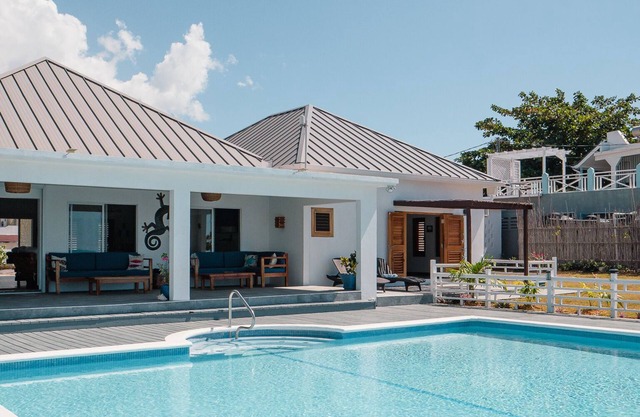 Spacious Private 4 bedroom Seaside Villa with Pool and Chef