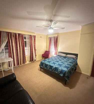 Spacious Queen Room in Comfortable Home - KV7