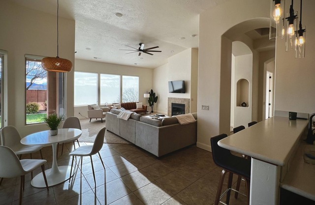 Spacious Retreat Amidst the Red Rocks