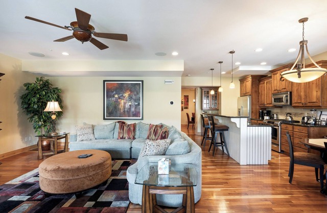 Spacious Retreat: Sleeps 7, Minutes to Skiing, Private Hot Tub, Scenic Views, Ultimate Relaxation!