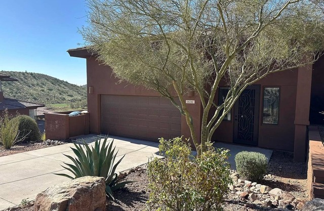 Spacious retreat in beautiful Fountain Hills. Close to everything!