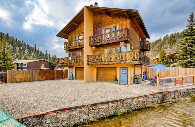Spacious riverside abode with double kitchens, washer/dryer, grill, & WIFI