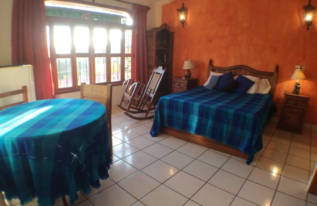 Spacious room 2 blocks from Playa La Ropa Zihuatanejo