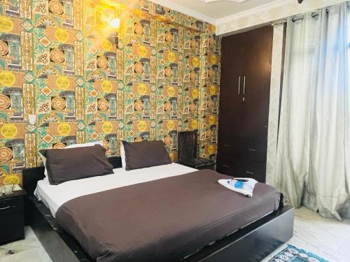 Spacious Rooms Near Nehru Palace Metro