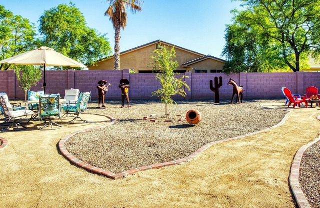 Spacious single story 3-bed 3-bath home. Warm & Relaxing, 1 mi 2 highway!