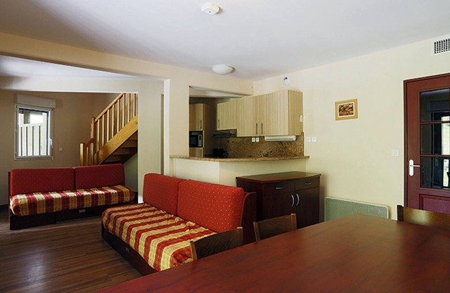 Spacious Ski-in/Ski-out Apartment with Mountain View in Peyragudes, Sleeps 8