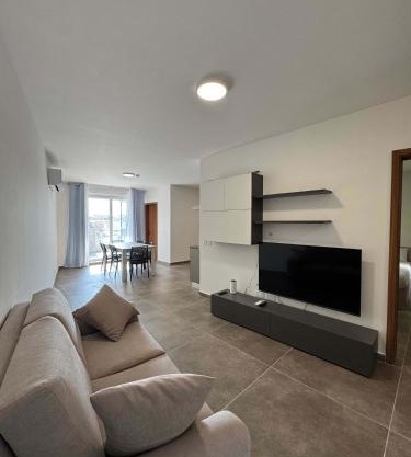 Spacious Stay new 2 Bed and Balcony