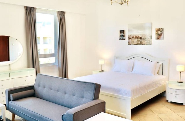 Spacious Studio Apartment in a quiet green area-Close to Retail