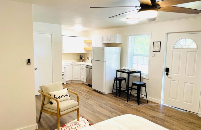 Spacious Studio Unit near Downtown & UAMS Little Rock with WiFi, AC