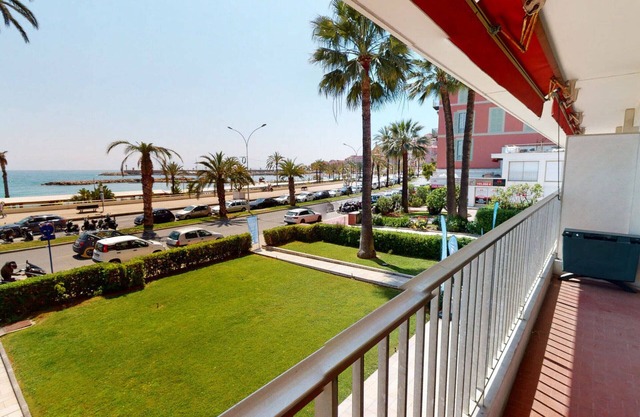 Spacious Studio with Sea View, Terrace, Near Center and Beaches in Menton