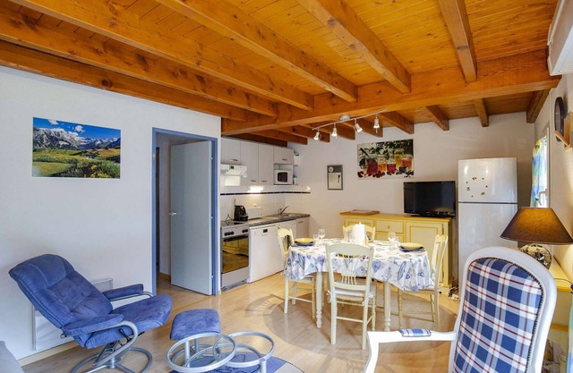 Spacious T4 Apartment for 4-6 in Quiet Cauterets, South-Facing Balcony