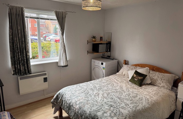 Spacious tidy room in Cardiff