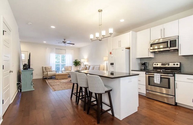Spacious Townhome Walkable to Stadium & Town