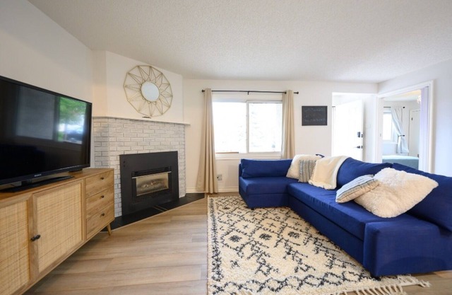 Spacious townhouse located in a quiet central community close to amenities