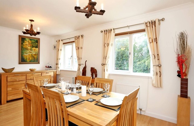 Spacious Townhouse Nr. Scenic Beach & City!
