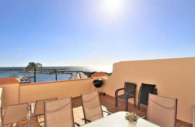 Spacious townhouse with sea views and air-con, Close to marina, restaurants, bars and town centre