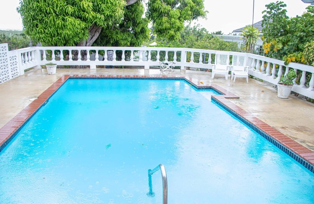 Spacious Tropical villa with bar & pool — 5 minutes away from beach