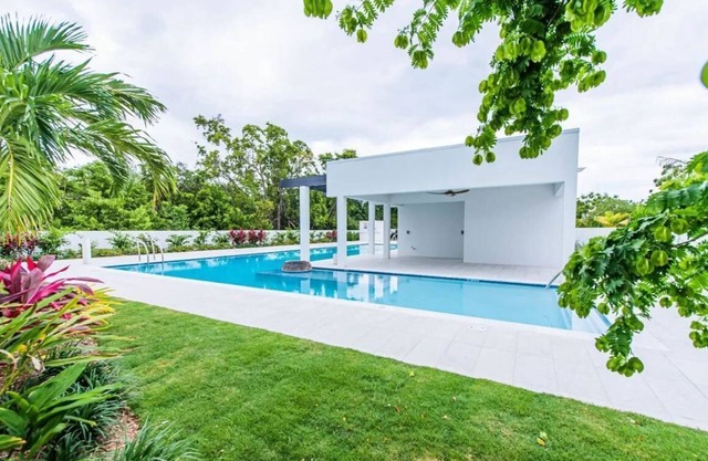Spacious Two-Bedroom Townhouse in Gated Community - 5 min drive to the beach!n