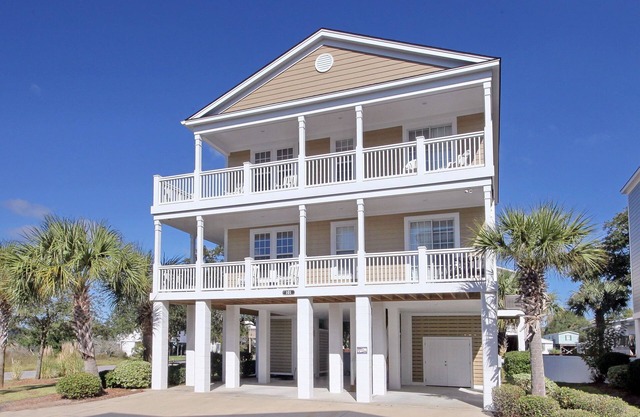 Spacious vacation home, close to beach. Great Location and Amazing views.