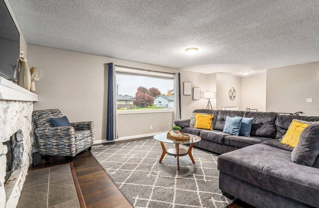 Spacious Valley Home I Perfect for Families!