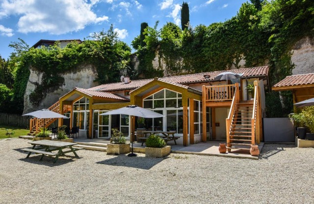 Spacious villa in Aubeterre-sur-Dronne with Private Garden