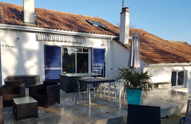 Spacious villa 237 m2 with swimming pool Plus12 people near Bordeaux