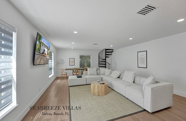 Spacious Villa Azul: 4-min walk to beach