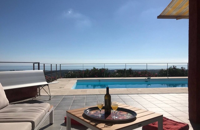 SPACIOUS VILLA, breathtaking sea view (180 °) and mountain view