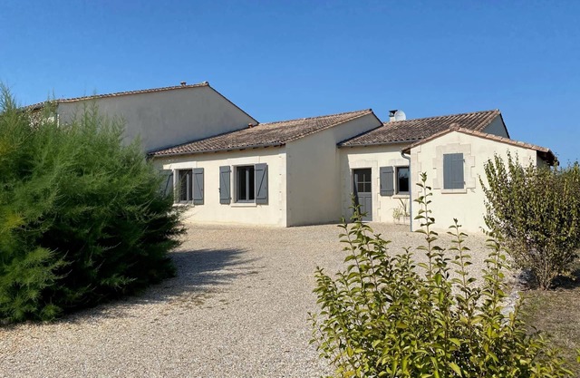 Spacious villa Le Charme with heated pool, 4 bedrooms, Airco & WiFi