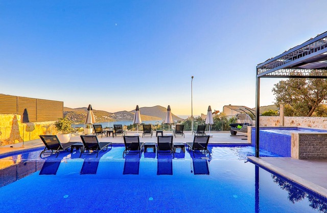 Spacious villa! perfect for holiday! Views over Kalkan. 5-10 walk to beach& Town