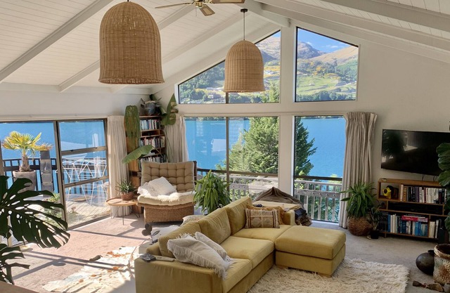Spacious Waterfront Queenstown Home