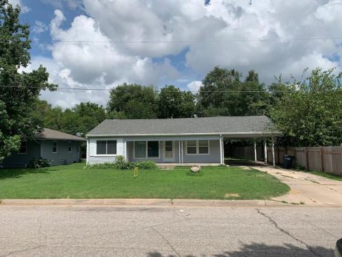 Spacious West Side Home away from Home!