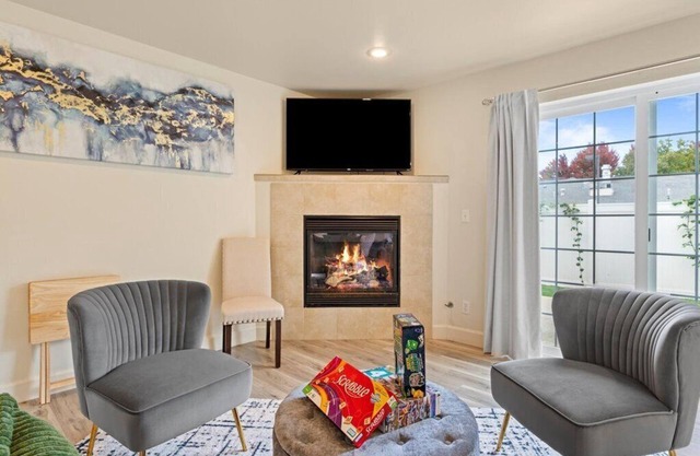 Spacious with 5 beds, games, gourmet kitchen close to downtown,By Oasis Escapes,