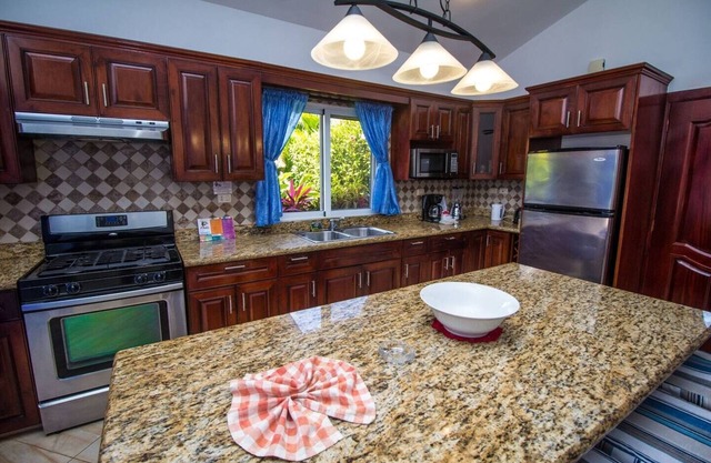 Spanish villa with private pool— 8 min from the beach!