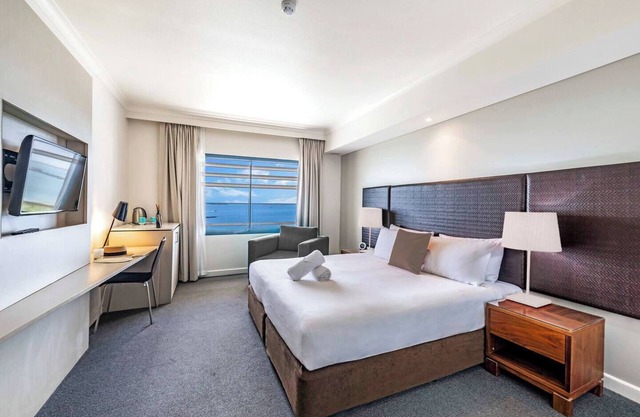 Sparkling Seaviews Resort style King Pad w Pool
