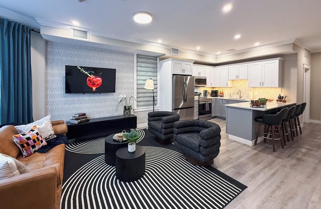 Speakeasy Vibe ~ Luxe 1BR ~ <2min walk to MKT SQ