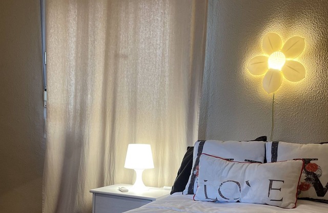 Special couples. Pack with CAVA, candles and romantic decoration. Next to the beach.