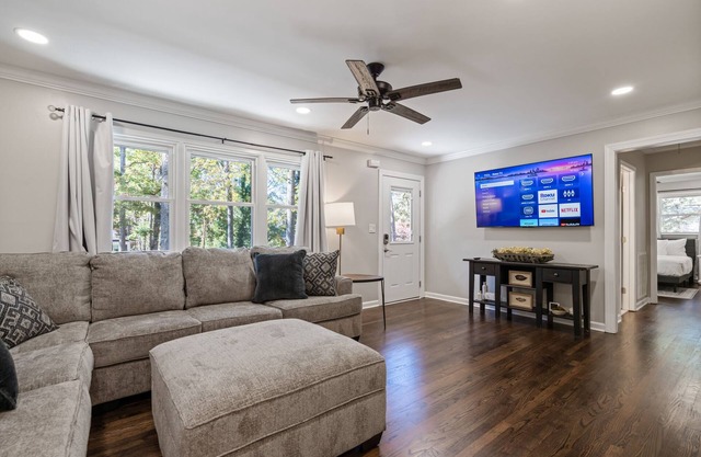 Special Offers! 3-King Bedrooms + Fenced Yard