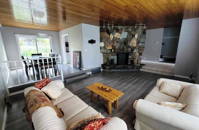 Specious Kamloops House for relaxation with great view in prestigious Sahali.