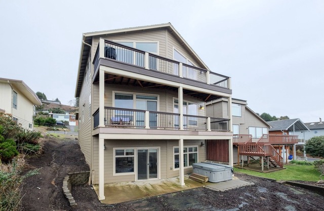 Spectacular 180 View in Roads End with Hot Tub