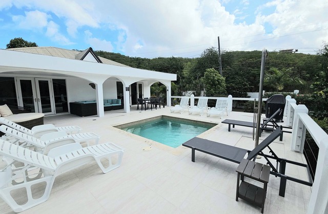 Spectacular 4 bdr house with Pool & Garden