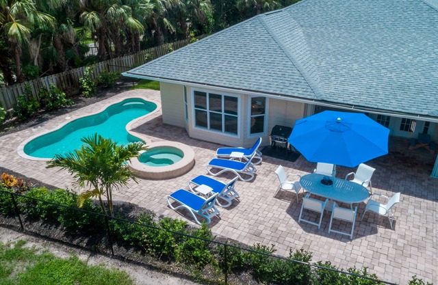 SPECTACULAR BEACH HOUSE, HEATED POOL, JACUZZI, CHEF'S KITCHEN.LUXURY & PRIVACY!