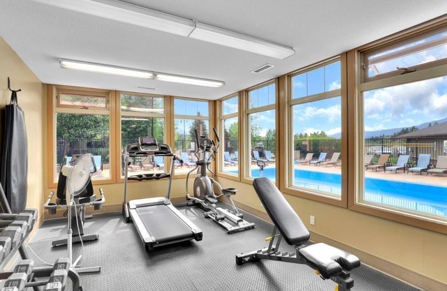 Spectacular Lake, Mountain, and Wetland View Condo 2BD + Den(w/door) Bunks