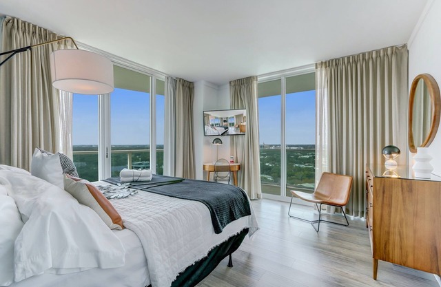 Spectacular Ocean Deluxe Apt with Free Parking